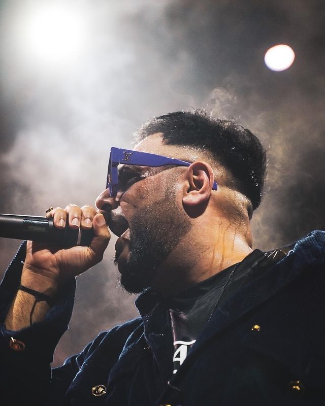 Badshah performing